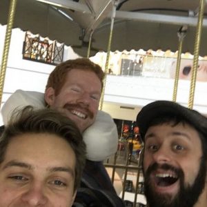 Sandt venskab: De bar deres handicappede ven rundt over hele verden