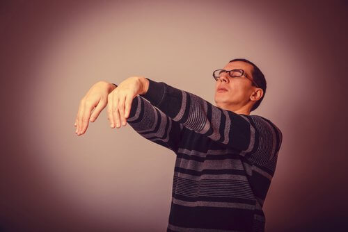 Mand der staar med lukkede oejne