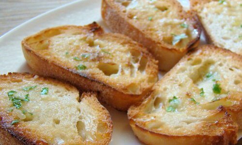 Brød med olivenolie går også godt med andre krydderier, fx persille og oregano.