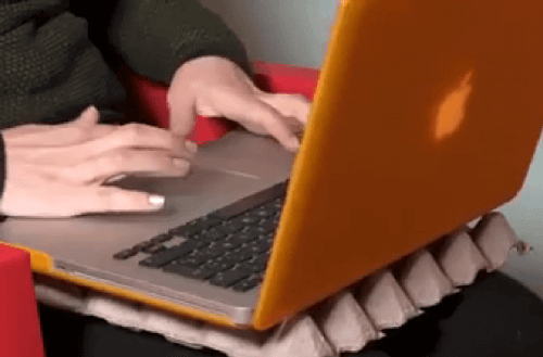 Computer ovenpå æggebakker