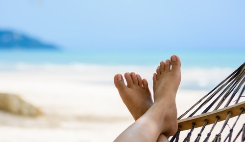 Person der ligger i haengekoeje - virale sygdomme