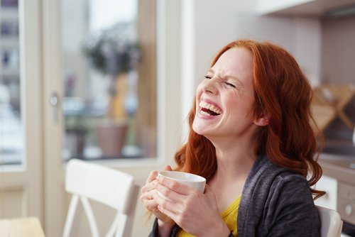 Glad kvinde vil overvinde stress ved at drikke kaffe