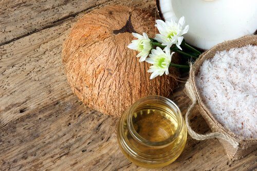 Kokosolie udgør en god base for enver hjemmelavet fugtighedscreme.
