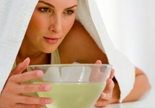 Kvinde der tager dampbad