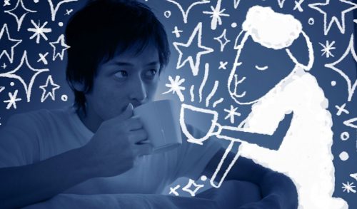 Person der drikker en kop med et faar