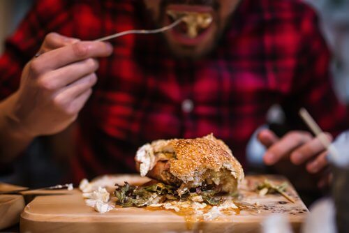 Mand der spiser usundt maaltid