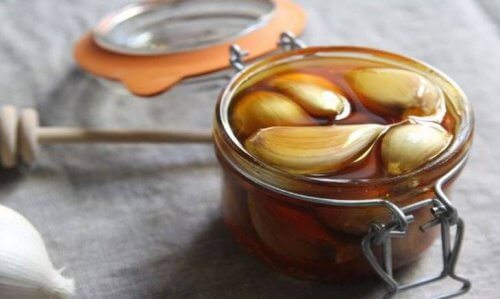 Glas med hvidloeg og honning
