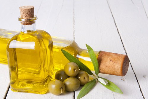 Olivenolie er godt for både kroppen og håret.