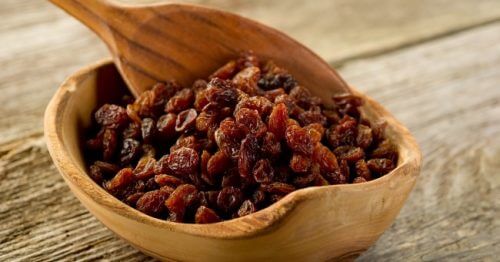 Rosiner i en traeskaal