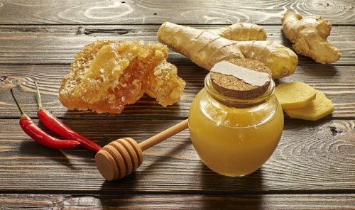 Honning og ingefær er et af de mere lækre slimløsende midler.