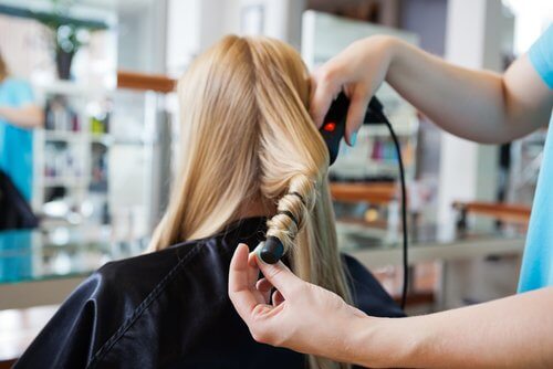 Kvinde faar kroellet haar