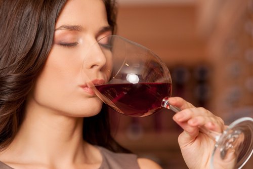 Kvinde der drikker roedvin