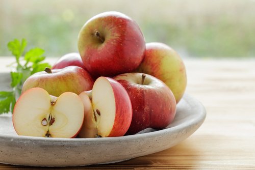Hvordan man behandler hævet tandkød med æbler.