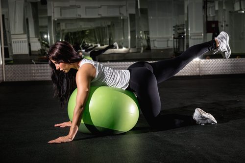 Kvinde der bruger traeningsbold