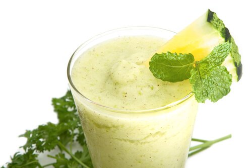 Prøv denne grønne detox smoothies med ananas.