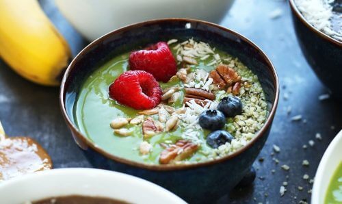 Groent stads i en skaal med frugt