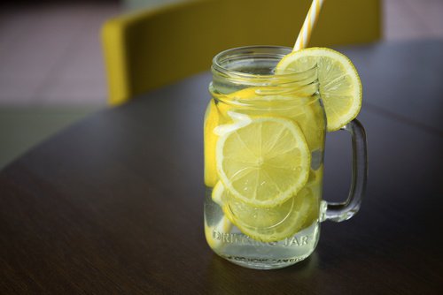 Glas med citronvand