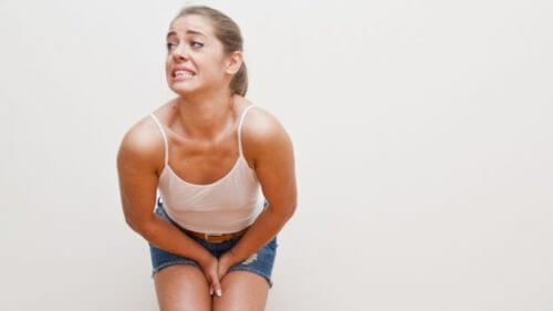 Kvinde der skal tisse