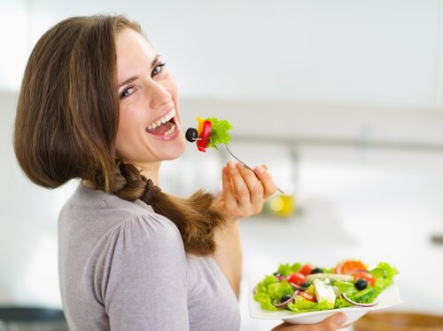 Kvinde der spiser salat
