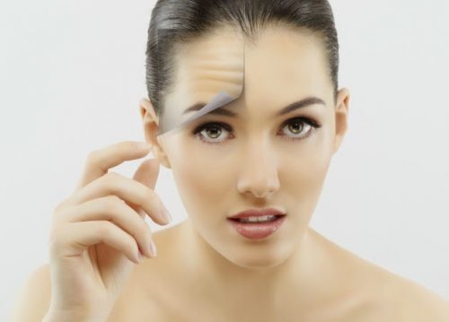 Kvinde med rynker i panden