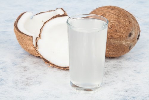Kokosvand er et eksempel på drikkevarer til at forbrænde fedt