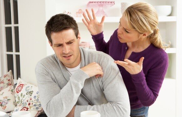 Kvinde raaber af mand som symbol for verbalt misbrug