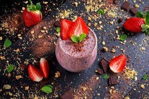 Sund og slankende smoothie med jordbær, havregryn og ingefær