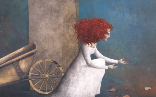 En kvinde sidder paa hug i skoven