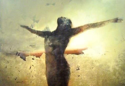 Kvinde der staar med armene spredt