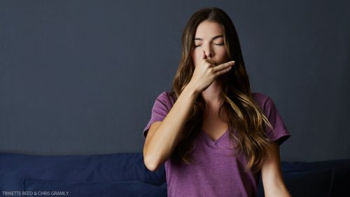 Kvinde der laver vejrtraekningsteknikker mod stress