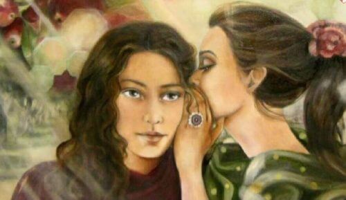 Kvinde hvisker til anden kvinde