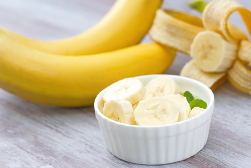Skål med bananskiver.