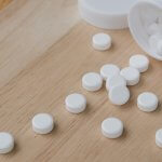 Aspirin tabletter paa bordet