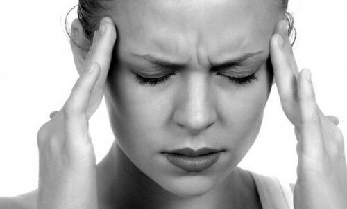Kvinde med migraene