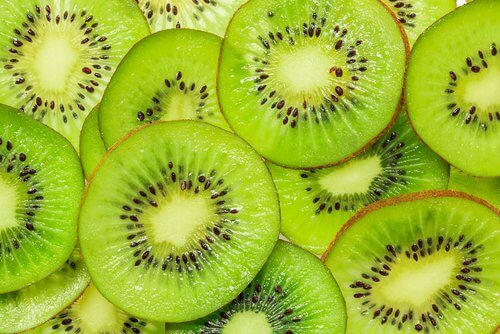 Kiwi skaaret i skiver
