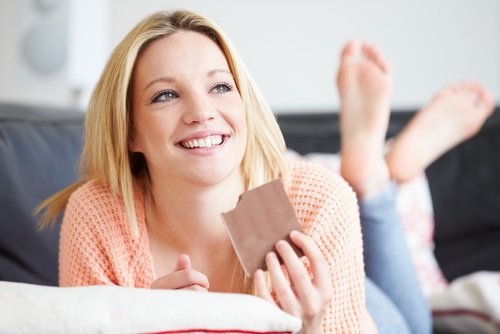 Kvinde der spiser chokolade