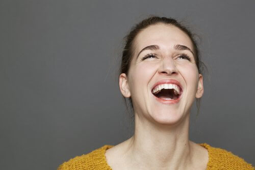 Kvinde udtrykker sin glaede