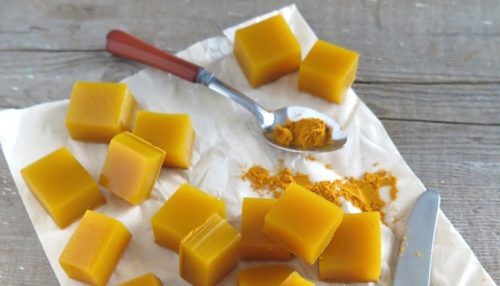 Gelatine firkanter med gurkemeje.
