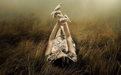 Kvinde paa mark holder fugle