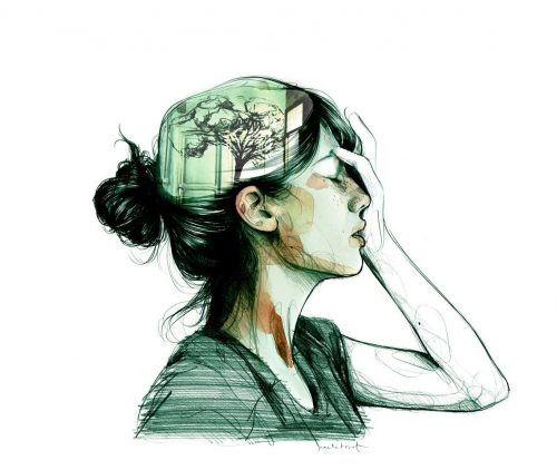 Kvinde holder sig til hovedet.