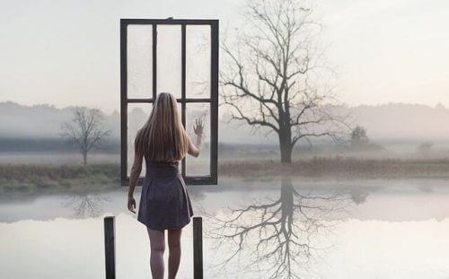 Kvinde ved soe foran vindue