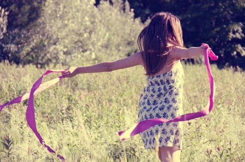 En lille pige med et silkebaand - du ikke skal forklare