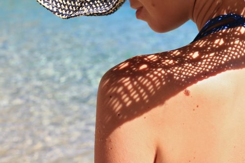 Kvinde der er i solen