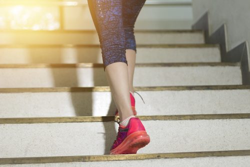 Kvinde der tager trapperne