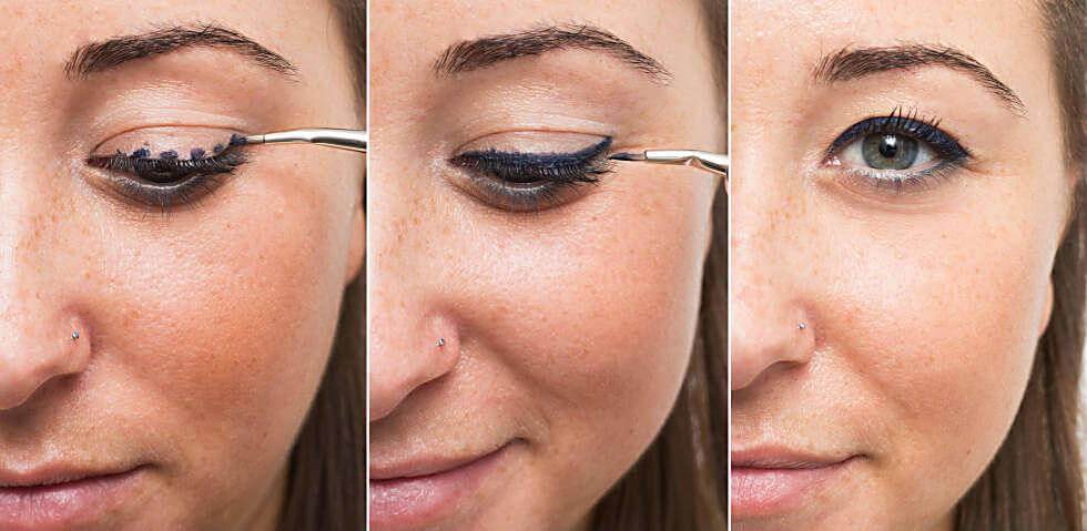 Kvinde laegger eyeliner