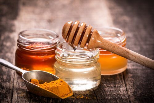 Honning og gurkemeje 