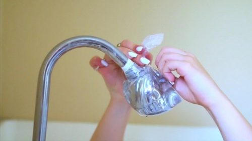 Pose rundt om brusehoved