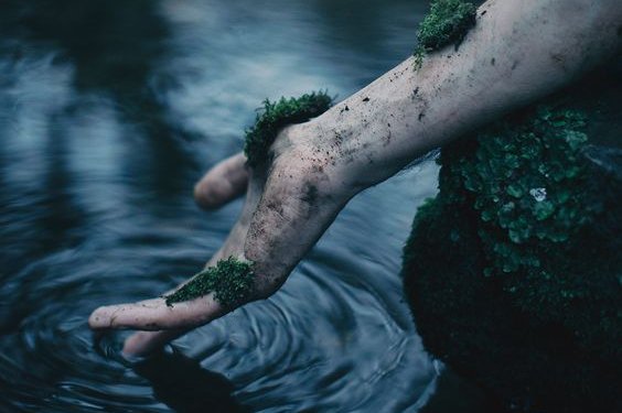 Kvinde med mudder på armene