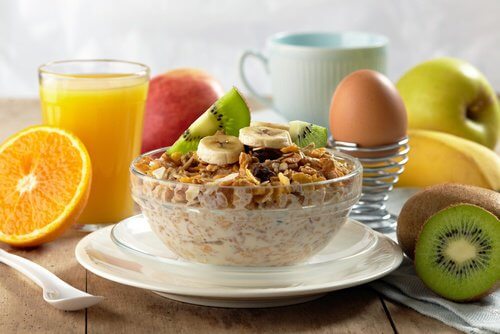 Lækker morgenmad med frugt