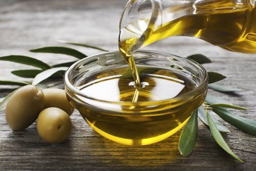 Olivenolie i skaal 
